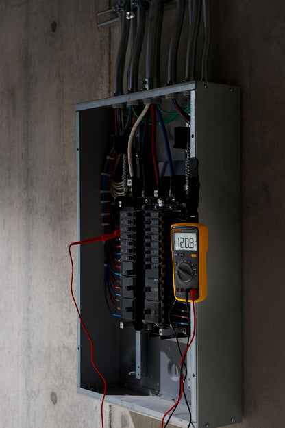 FLUKE 15B+ Digital Multimeter for AC/DC Voltage & Current